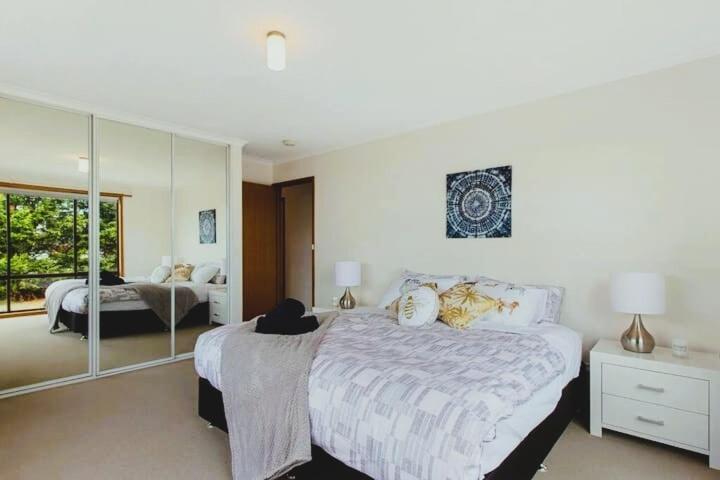Spacious Modern Outstanding Views Sleeps 9 Hobart