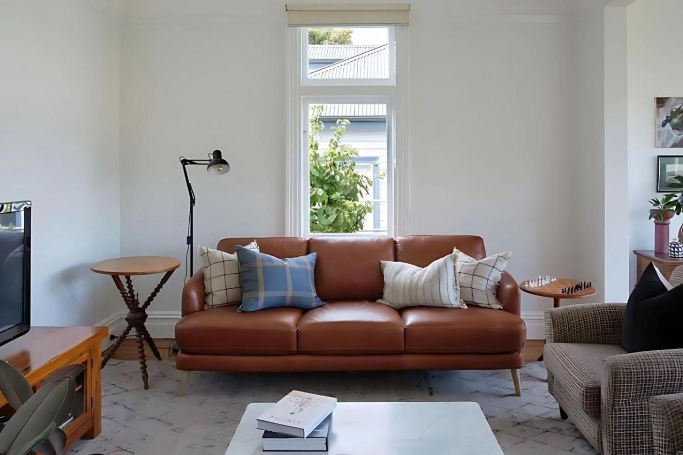 Sunny Spacious Three Bedroom With Views *