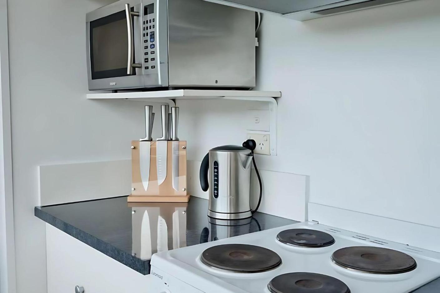 Sunny Spacious Three Bedroom With Views