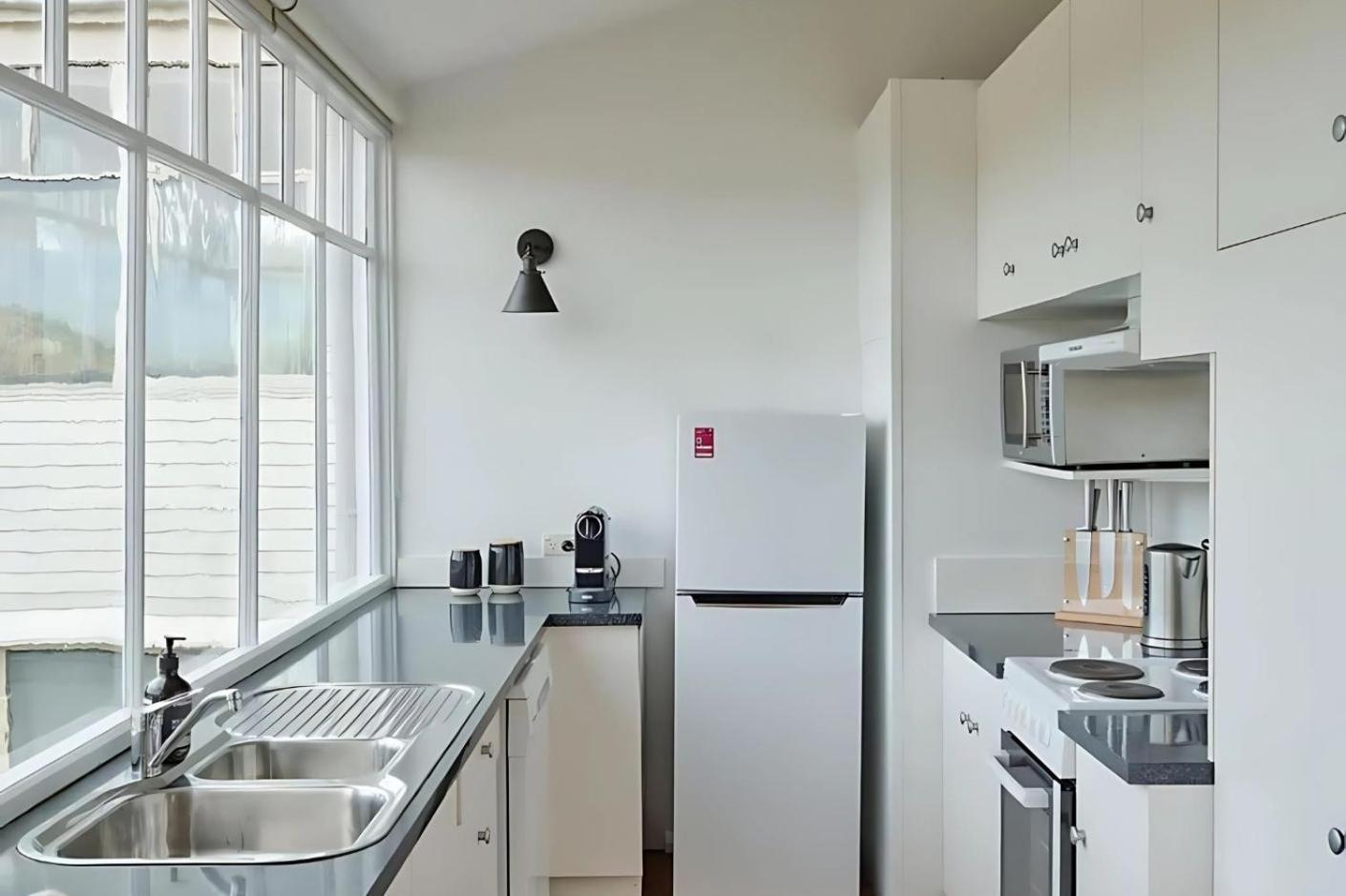 Sunny Spacious Three Bedroom With Views Apartment *
