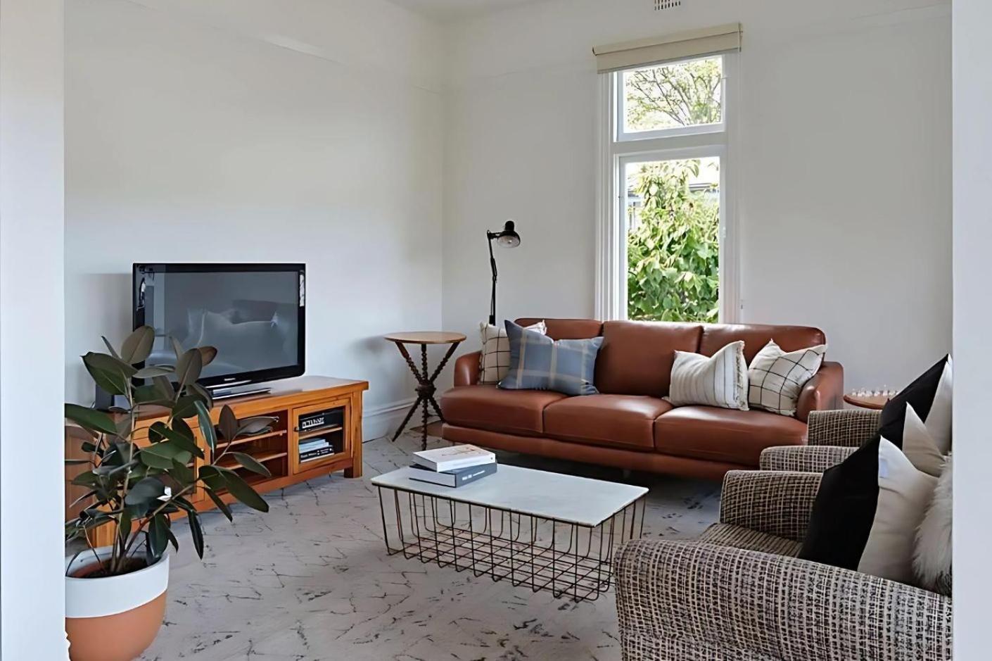 Sunny Spacious Three Bedroom With Views Apartment