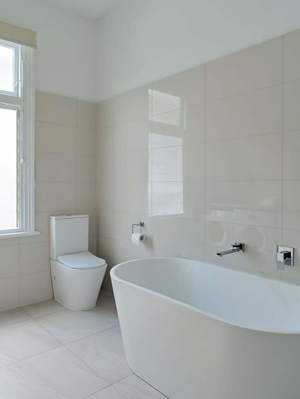 Sunny Spacious Three Bedroom With Views *