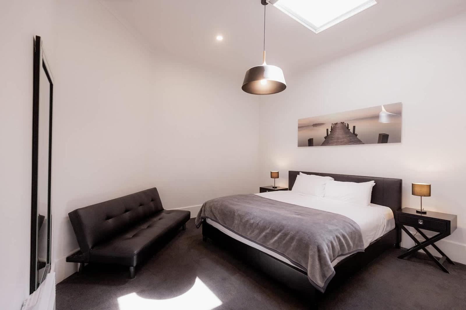 3 Bedroom Spacious Inner-city Pad With Car Park Apartment