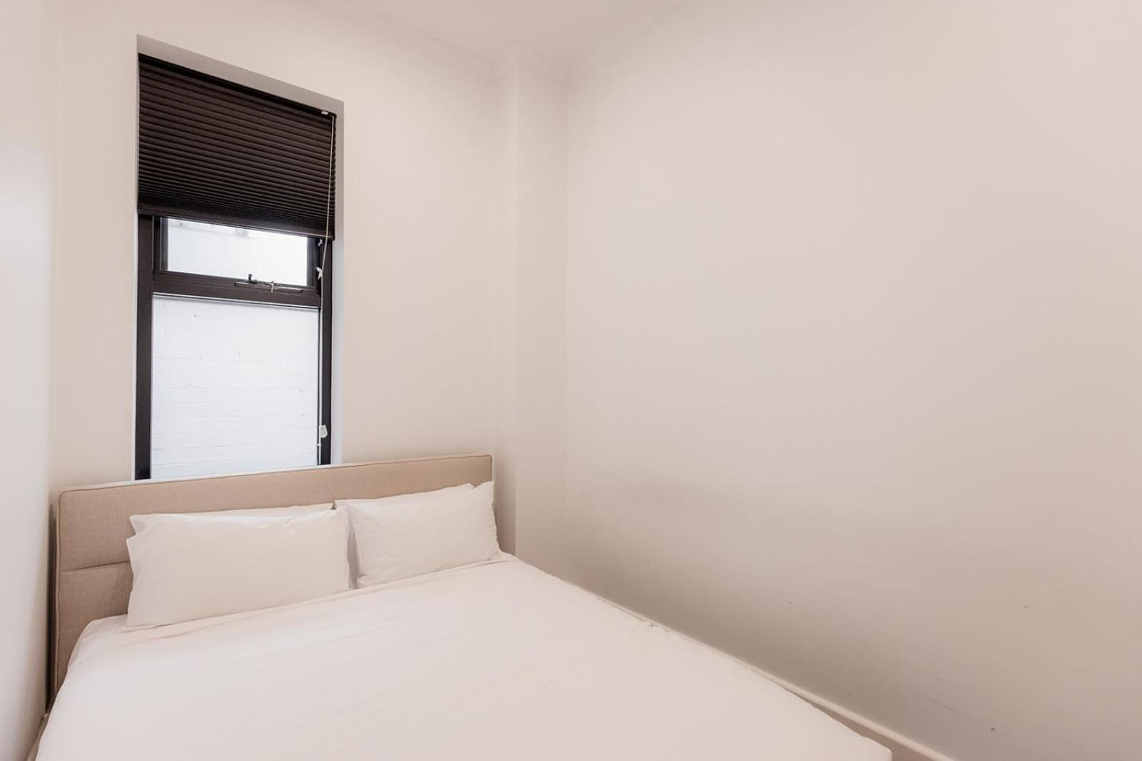 3 Bedroom Spacious Inner-city Pad With Car Park Apartment *