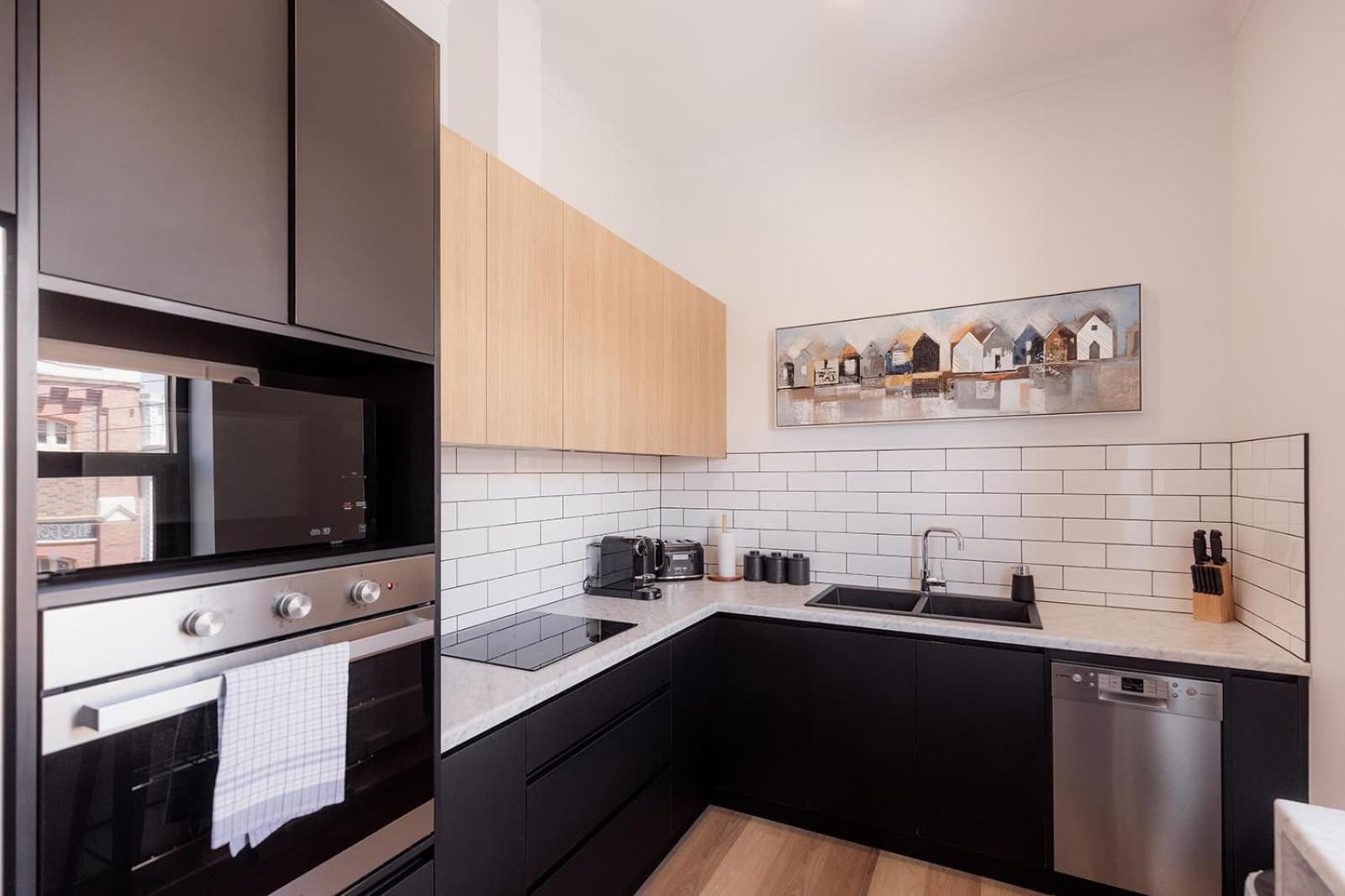 Apartment 3 Bedroom Spacious Inner-city Pad With Car Park *