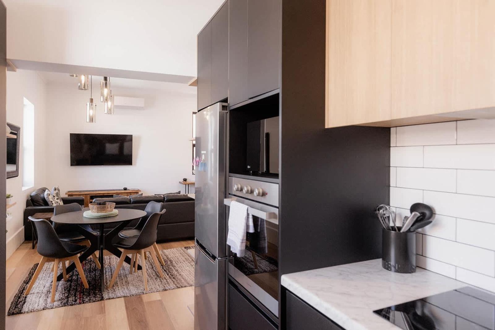 3 Bedroom Spacious Inner-city Pad With Car Park *