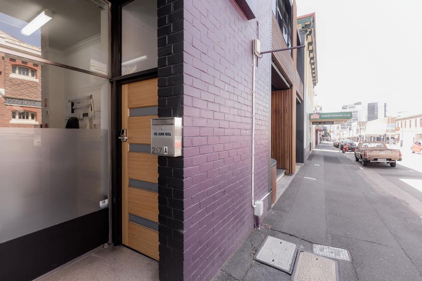 Apartment 3 Bedroom Spacious Inner-city Pad With Car Park