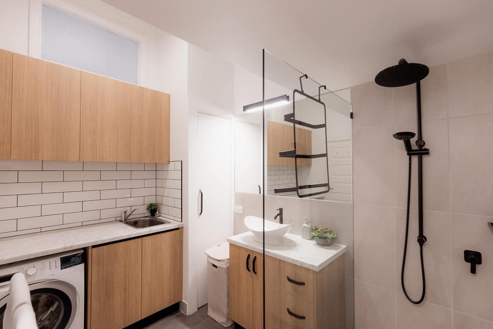 Apartment 3 Bedroom Spacious Inner-city Pad With Car Park *
