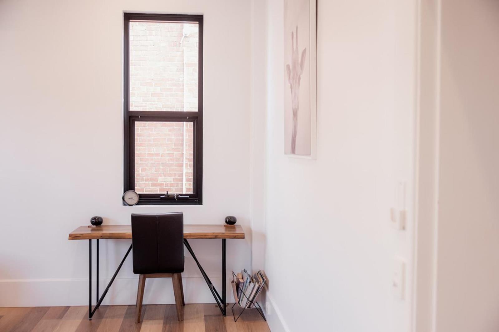 Apartment 3 Bedroom Spacious Inner-city Pad With Car Park
