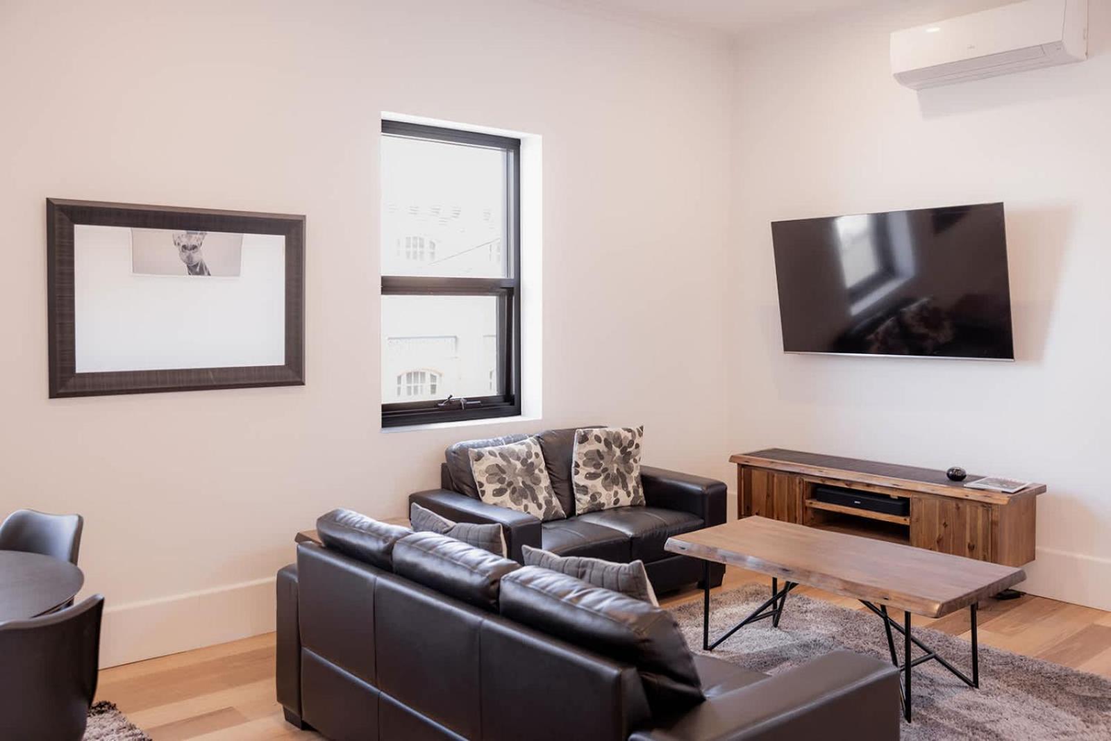 Apartment 3 Bedroom Spacious Inner-city Pad With Car Park