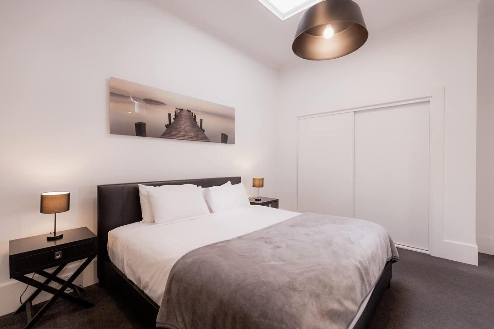 3 Bedroom Spacious Inner-city Pad With Car Park Apartment *