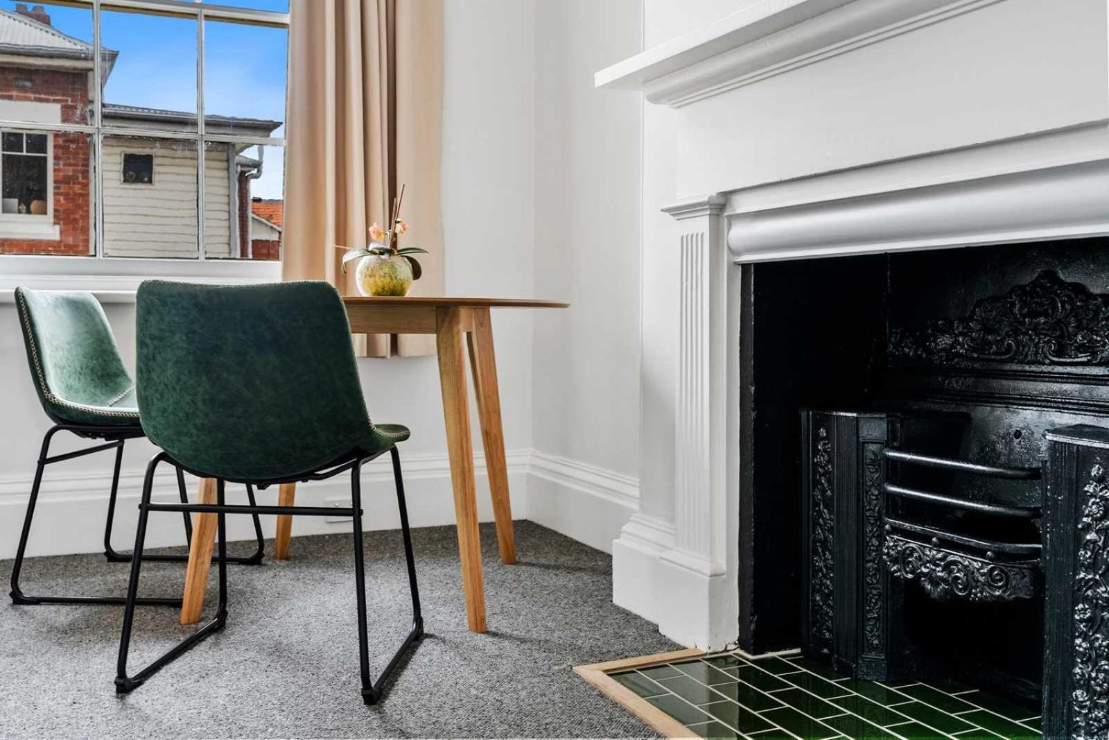 Portsea Place - Designer King And Parking Apartment *