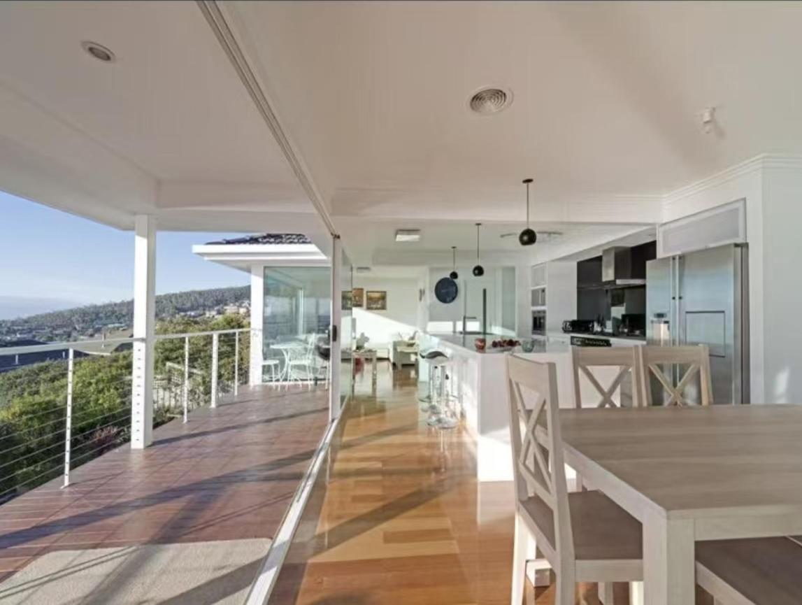 Lipscombe Escape Panoramic Views Luxury And Space Hobart