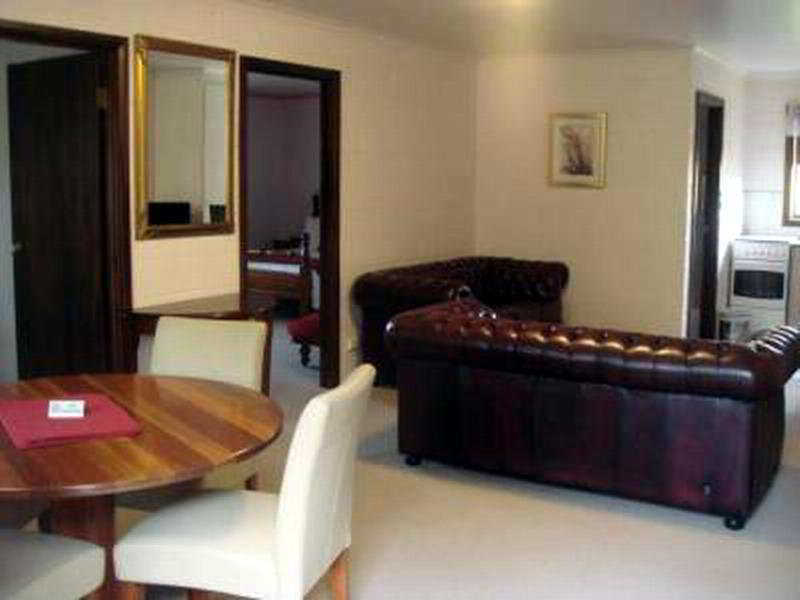 Grosvenor Court 4*