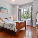 Warwick St Retreat! 3 Bedroom House With Parking