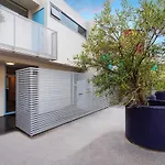 King Bed Living In Heart Of The Cbd, With Parking