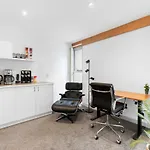 King Bed Living In Heart Of The Cbd, With Parking