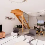 Spacious Townhouse Comfort In Hobart\'S Heart