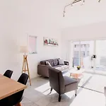 Spacious Townhouse Comfort In Hobart\'S Heart