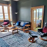 Hill House Hobart - Charming Home, Stunning Views Close To City