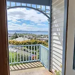 Hill House Hobart - Charming Home, Stunning Views Close To City