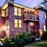 Handcrafted Stained-Glass Cottage, Free Parking
