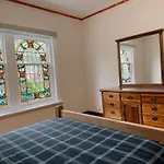 Handcrafted Stained-Glass Cottage, Free Parking