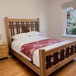 Handcrafted Stained-Glass Cottage, Free Parking