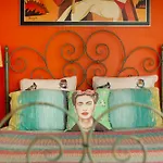 Assemblage Boutique Art B & B