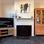 Enchanting Vintage House At South Hobart
