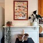 Enchanting Vintage House At South Hobart