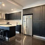 City Retreat For 8 With Spacious Rooms