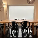 City Retreat For 8 With Spacious Rooms