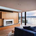 \'Hobart\' - Waterfront Penthouse With Private Heated Pool