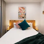 Linear Guest Apartment - Luxury In The City