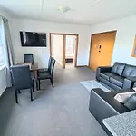 Bayley 1 - Walk To City From 2 Bedroom Apartment With City And Mountain Views
