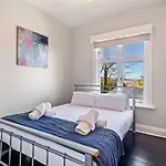 Lovely 2 Bedroom Apartment - Easy Walk To The Cbd