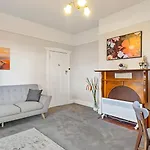 Sunny Apartment On The Fringe Of The Cbd