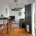 Cosy Central Apartment With Large Sunny Deck