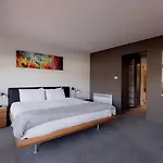 Inner-City 2 Bedroom Apartment - Perfectly Located