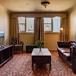 Hadley\'S Orient Hotel