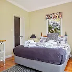 Manfield City Waterfront View Cottage