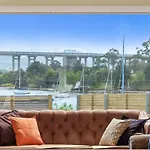 Manfield City Waterfront View Cottage