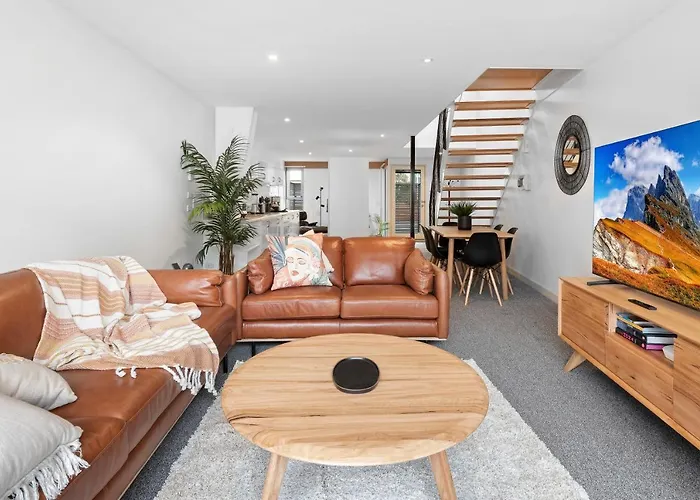 King Bed Living In Heart Of The Cbd, With Parking