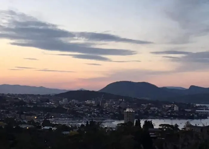 The View 2 Bed Unit With Stunning Hobart Outlook