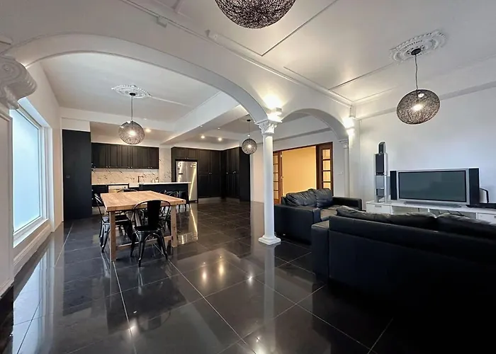 City Retreat For 8 With Spacious Rooms