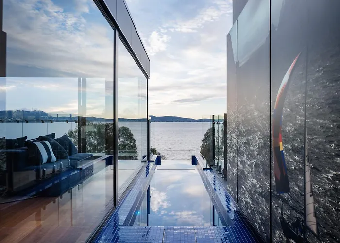 \'Hobart\' - Waterfront Penthouse With Private Heated Pool