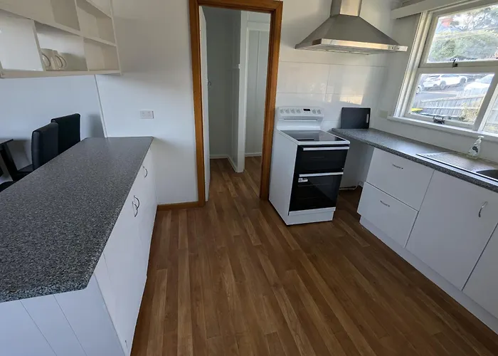 Bayley 1 - Walk To City From 2 Bedroom Apartment With City And Mountain Views