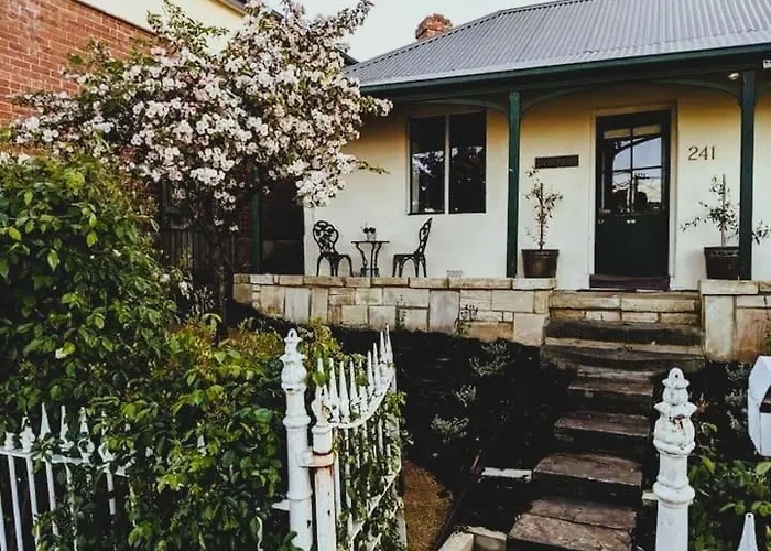 Bostane Cottage On West Hobart Hill