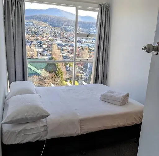 Bayley 2 - Walk To City From 2 Bedroom Apartment With City And Mountain Views